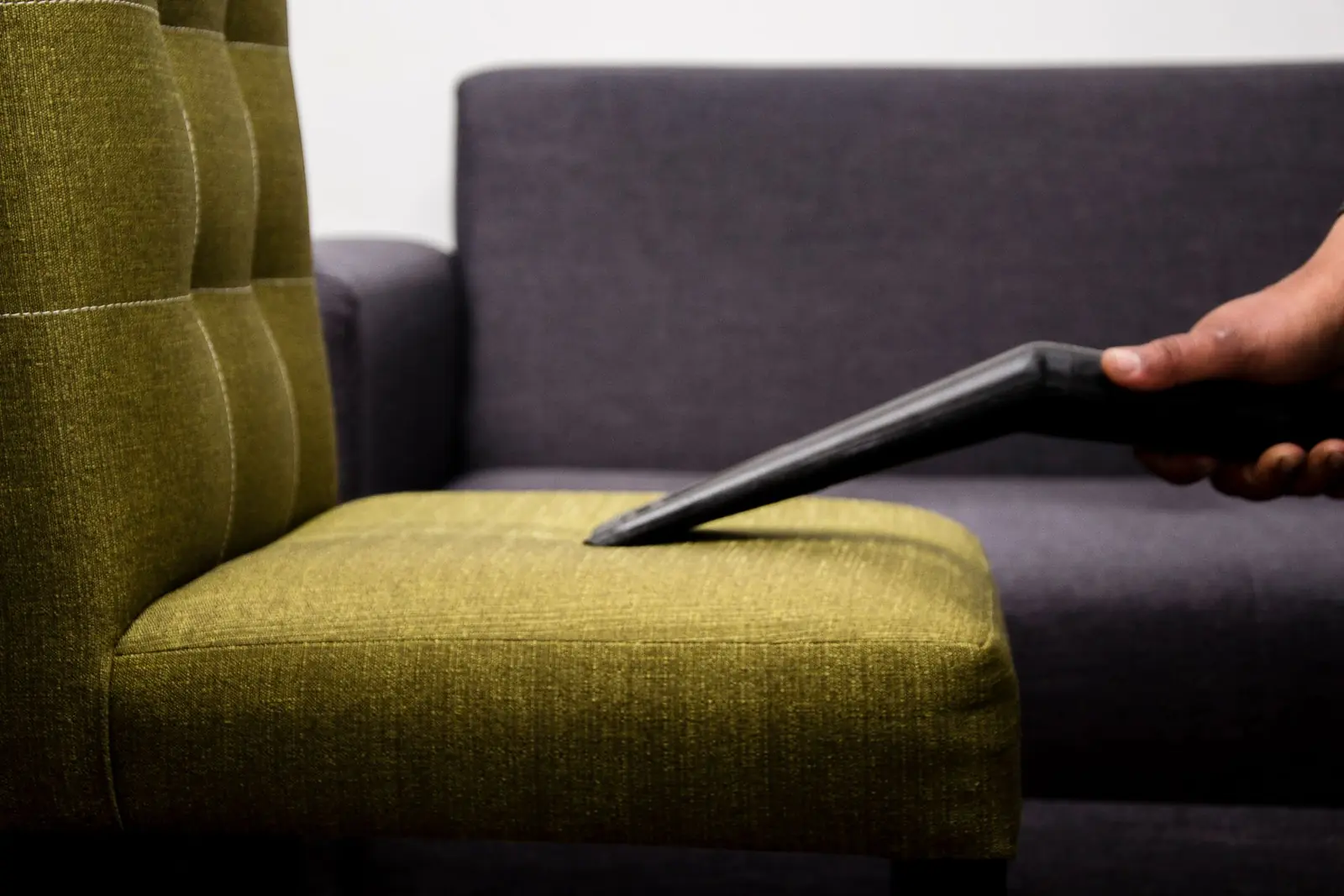 Nettoyage d'une assise de canapé en tissu à domicile à Paris