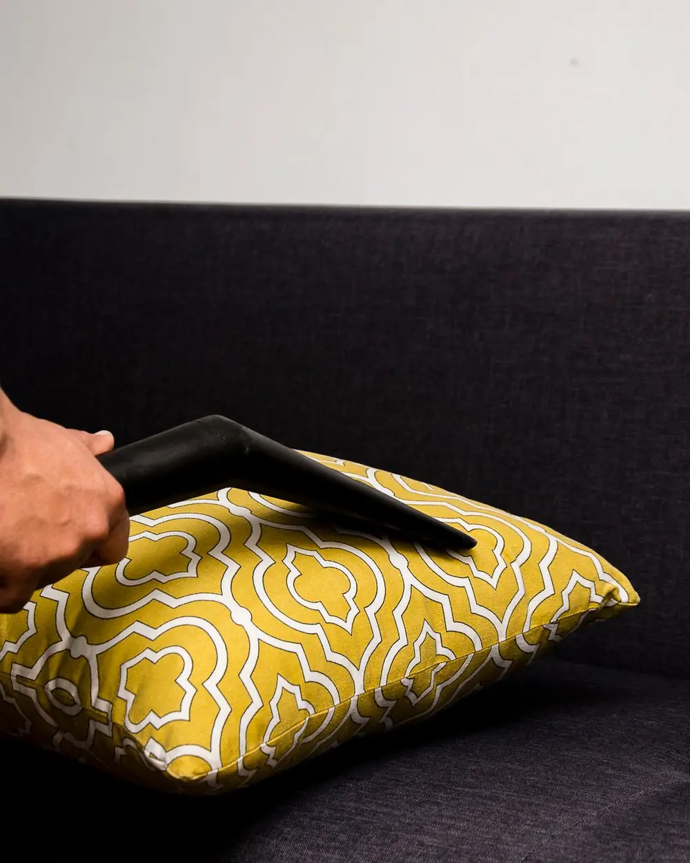 Aspiration en profondeur d'un coussin de canapé en tissu, à domicile à Paris