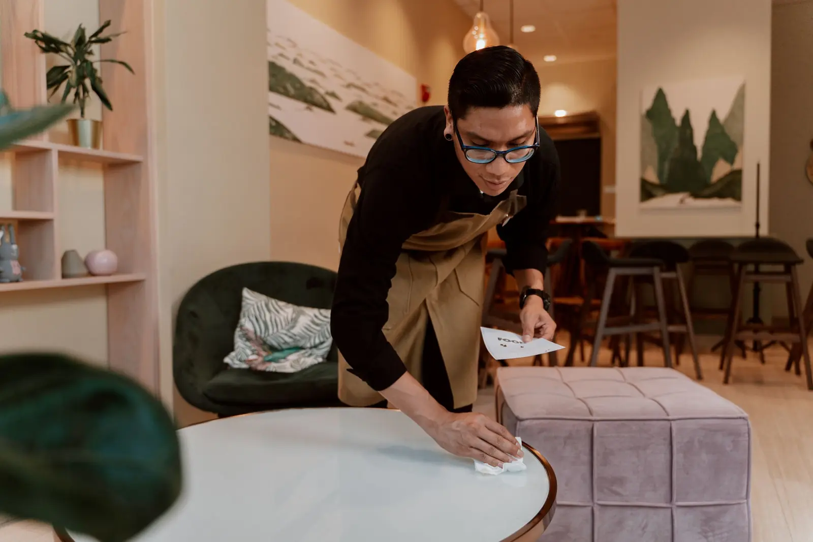Essuyage d'une table de café à Ivry-sur-Seine et Vitry-sur-Seine