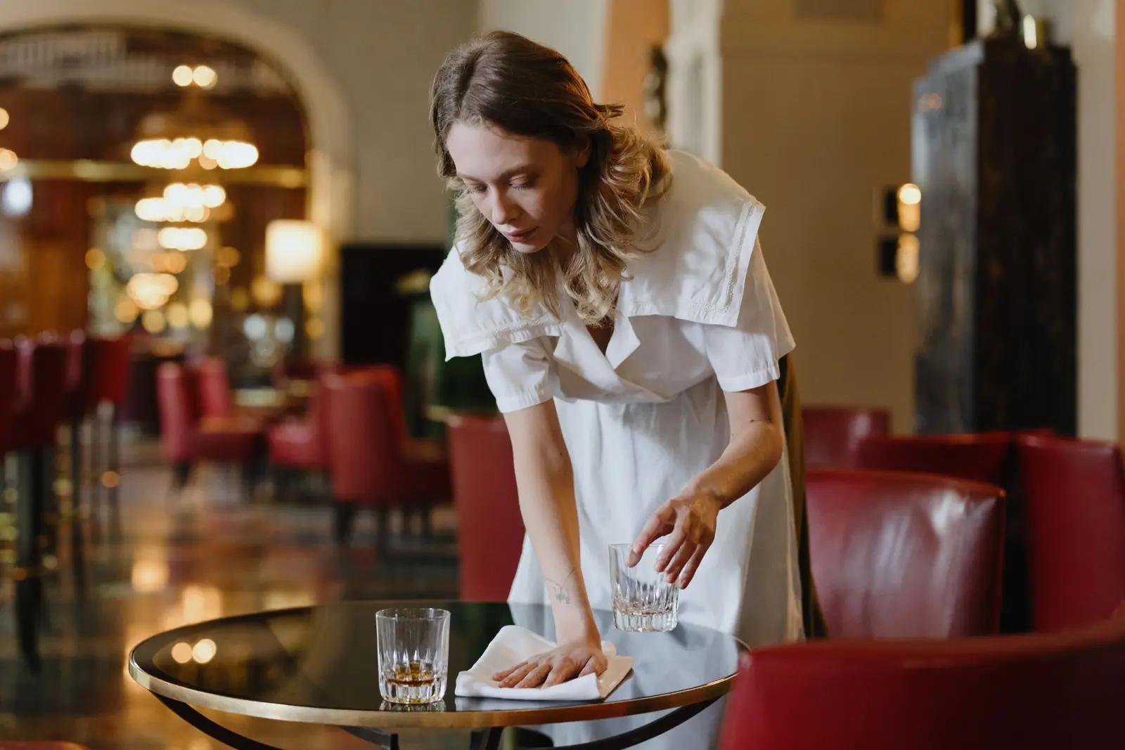 Nettoyage des tables d'une salle de restaurant à Massy