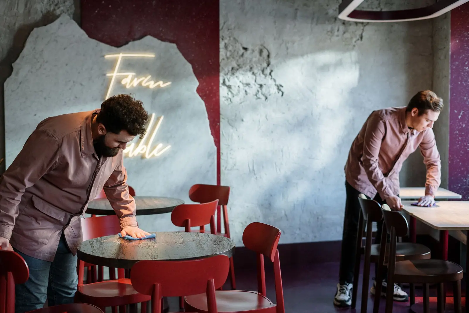 Nettoyage des tables d'un café-restaurant à Sénart · Moissy-Cramayel