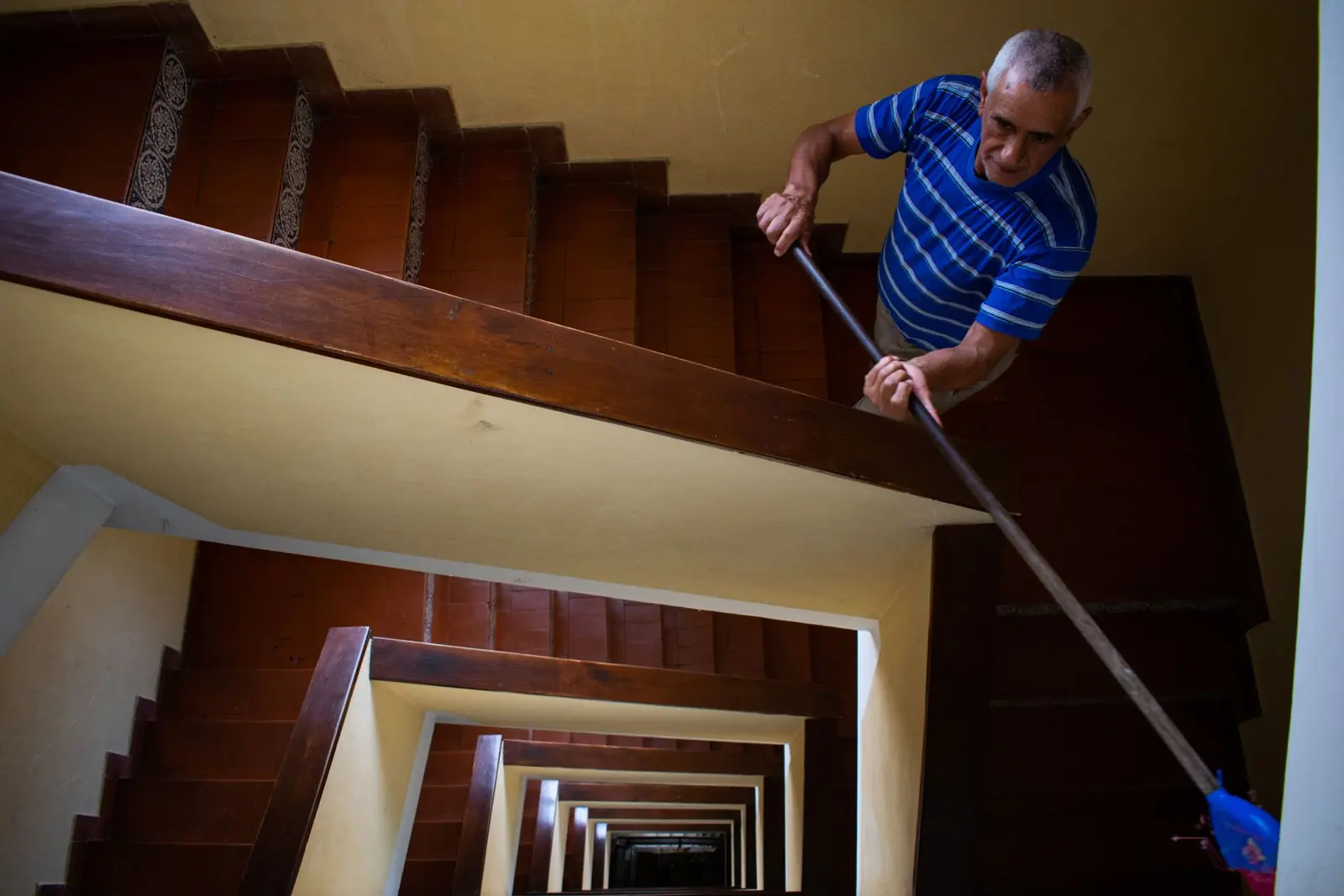 Lavage d'une cage d'escalier de copropriété en Île-de-France