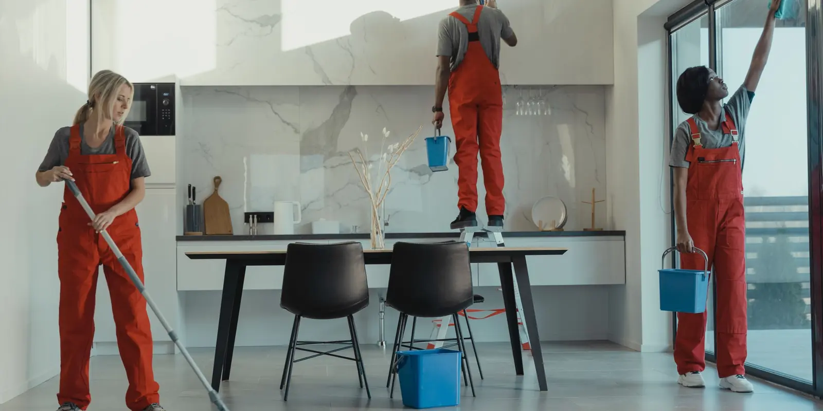  Équipe Global Clean Home nettoyant une cuisine avant état des lieux de sortie