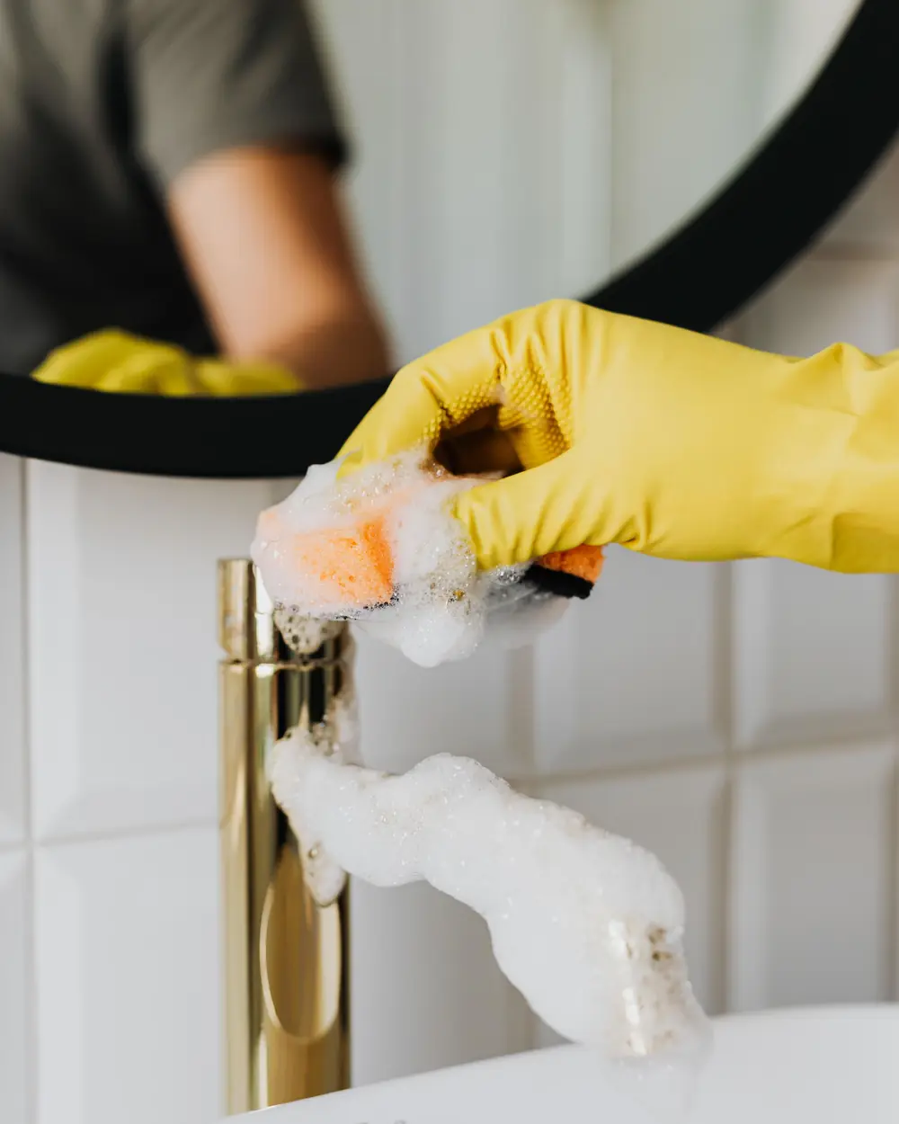 Robinet et lavabo nettoyés lors d'un ménage à domicile à Neuilly-sur-Seine