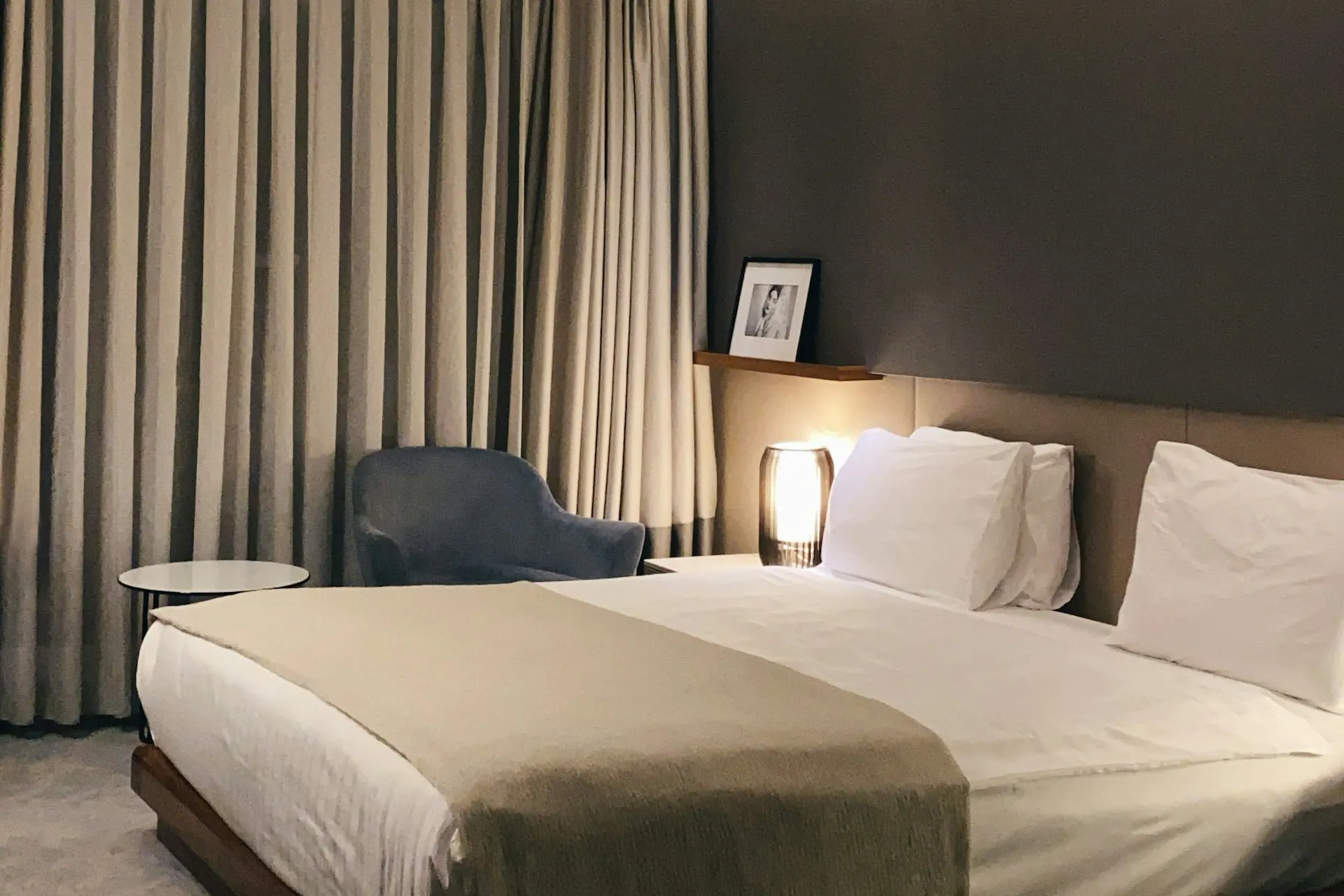 Chambre épurée avec matelas immaculé