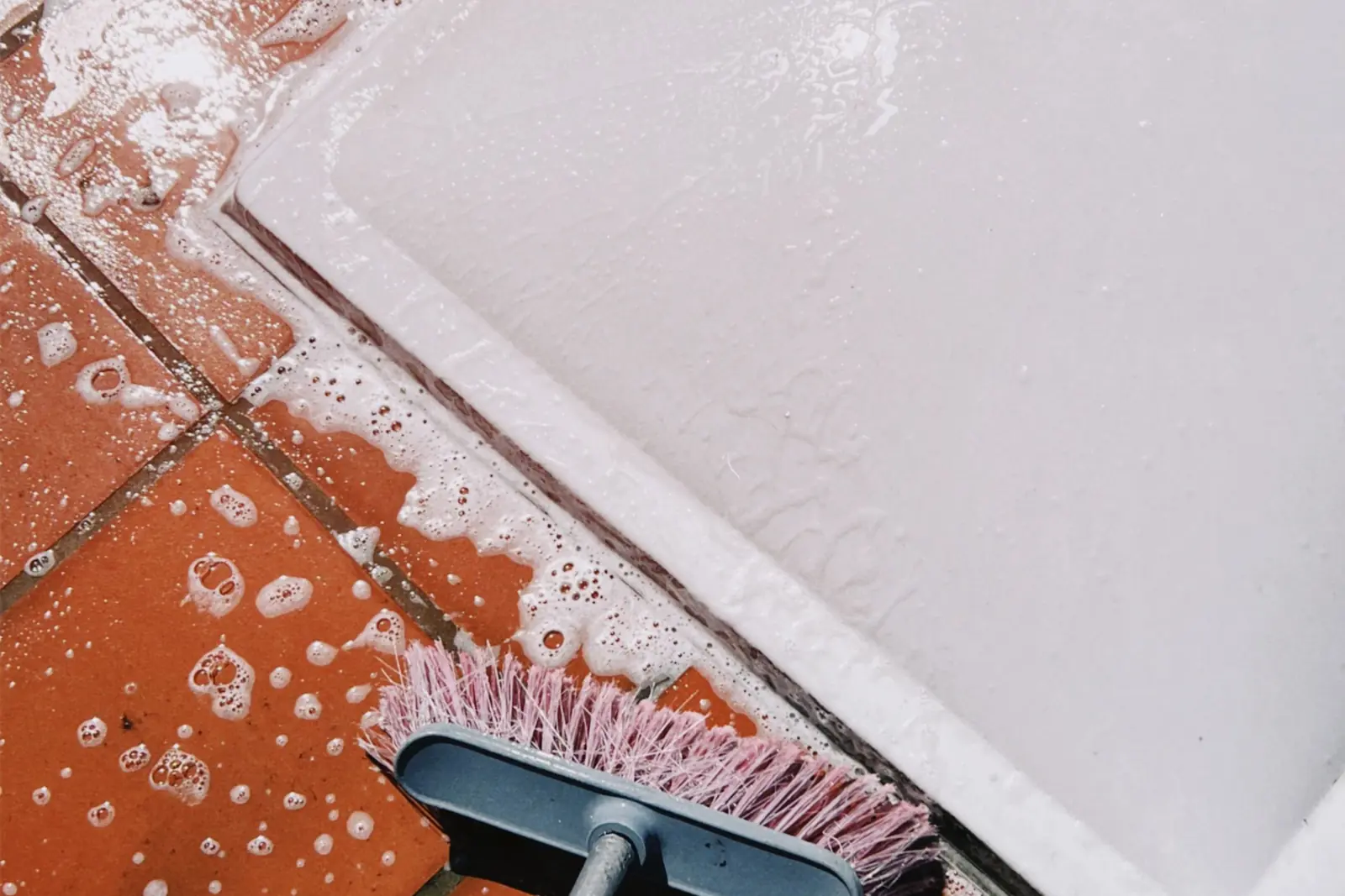 Brossage d'un carrelage à la mousse